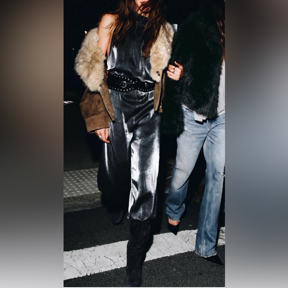 Zara Brand New Size M
Metallic wide leg Satin Jumpsuit